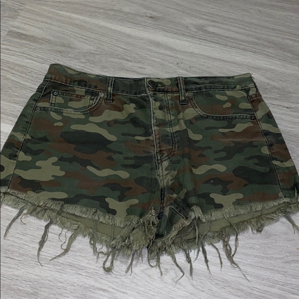 Women’s American eagle high rise camo jean shorts